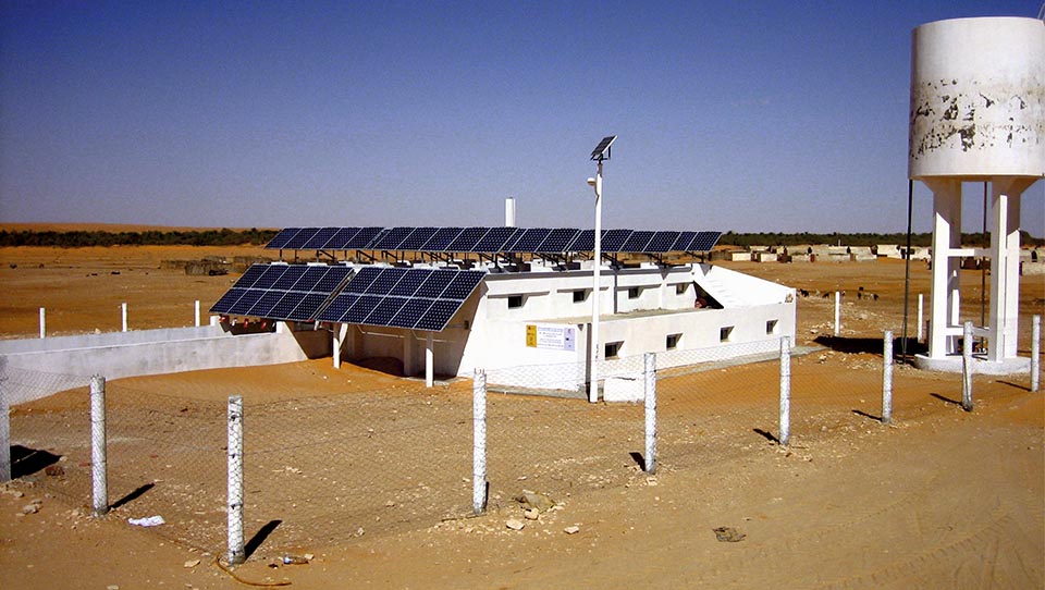 AGUA-ENERGÍA - 2006. Túnez: desaladora aislada alimentada por energía solar fotovoltaica,  suministrando agua de forma ininterrumpida hasta hoy