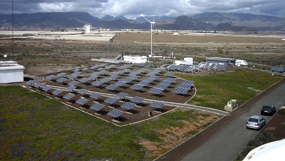 ENERGÍAS RENOVABLES - 1999. Primeros sistemas fotovoltaicos domésticos conectados a la red eléctrica en Canarias
