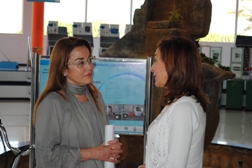 Margarita Ramos y Rosa Rodríguez conversan durante la visita