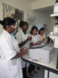 Técnicos caboverdianos en el Laboratorio de Análisis del ITC